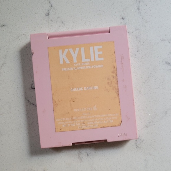 Kylie Jenner Kylighter Illuminating Powder in "Cheers Darling" - Picture 2 of 3